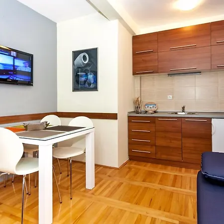 Hostgost At Kraljevi Cardaci *