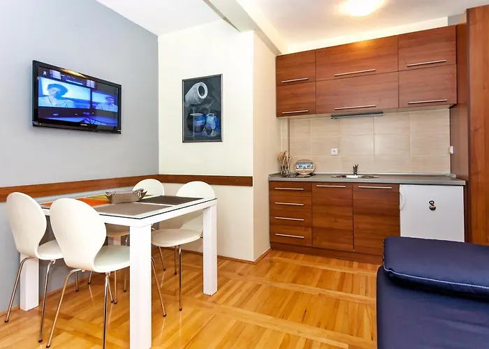 Hostgost At Kraljevi Cardaci *